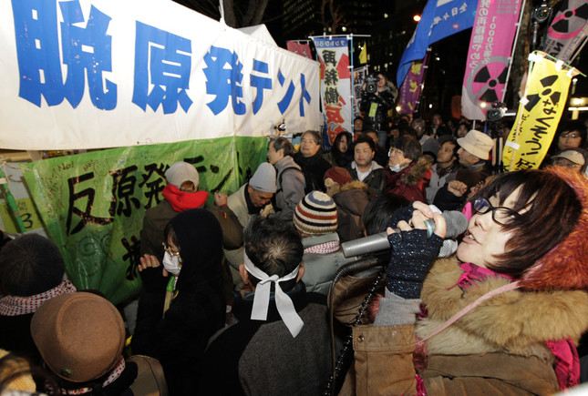 テント前ではたびたび抗議活動が展開されてきた（写真：AP/アフロ）