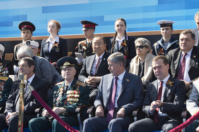 潘氏（中央）はモスクワの行事では軍事パレードを観覧した（UN Photo/Eskinder Debebe）