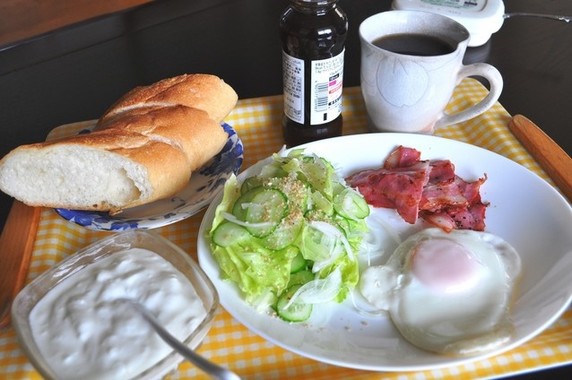 朝食にヨーグルト。最近は夕食時に食べる人も