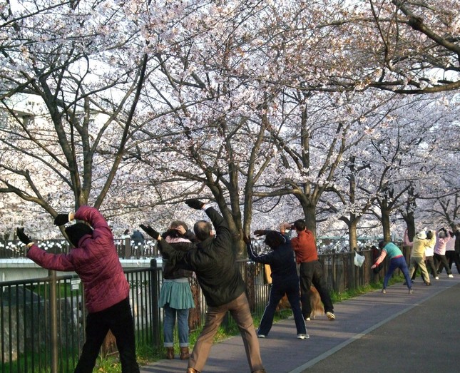 ラジオ体操は老若男女だれでも楽しめる（写真はイメージ）