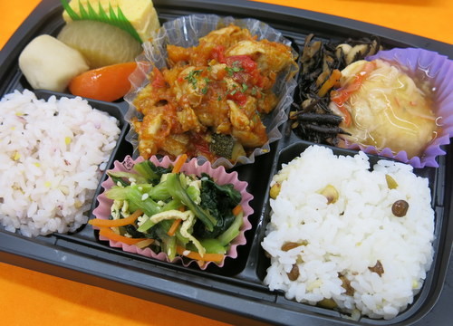 チキントマト煮を中心とした「8品目のヘルシー弁当」