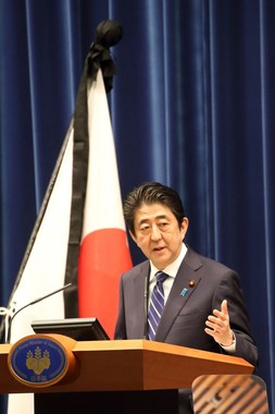 震災発生から5年を前に会見する安倍晋三首相。背景の日の丸には喪章がついている