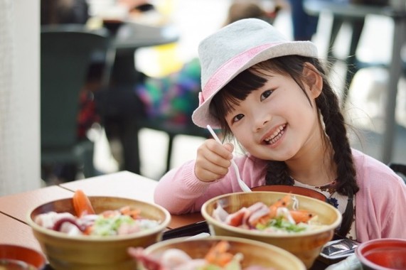 女の子が食べ過ぎても怒らないで（写真はイメージです）