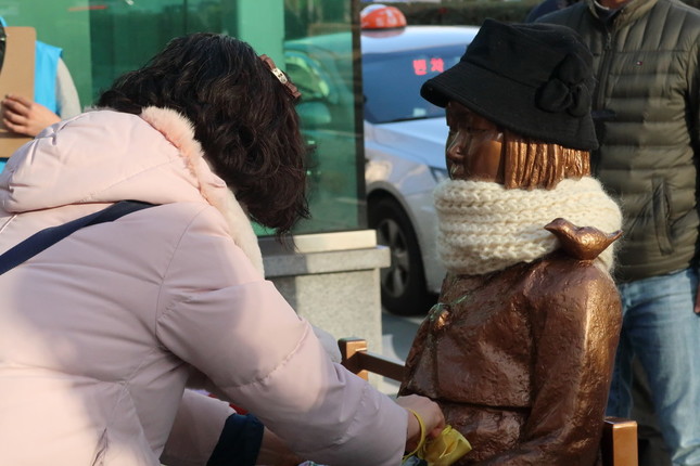韓国・釜山の日本総領事館前の慰安婦像。2017年中に竹島にも設置する計画が発表された
