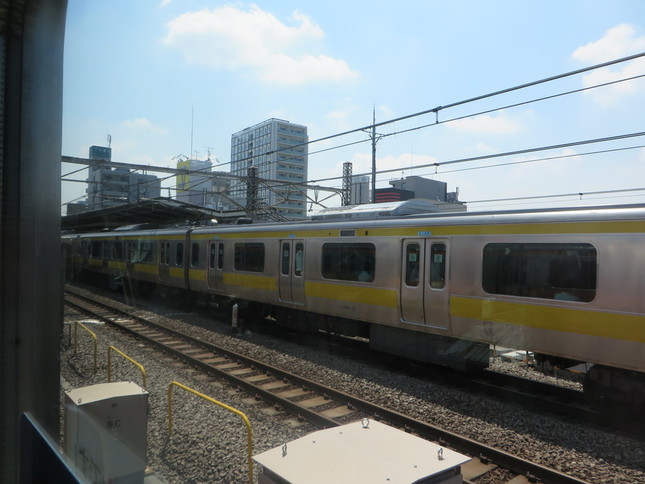 停車中の快速電車から見た、阿佐ヶ谷駅に入る各駅停車（J-CASTニュース撮影）