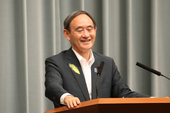 質問に思わず「ニヤリ」とする菅義偉官房長官