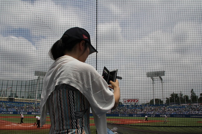 清宮選手を撮影する女性ファン