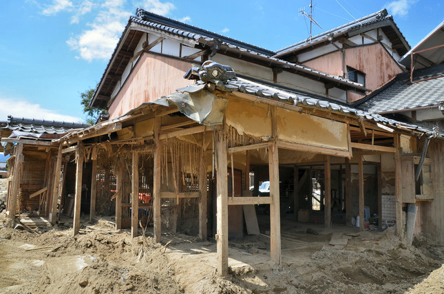 大量の土砂と流木で多くの家が被害にあった
