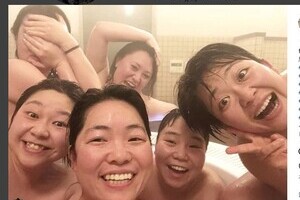 イモト、バービーら女子会で6人スッピン一斉披露　顔を隠したのは誰？と「犯人探し」