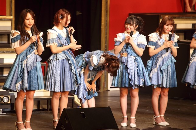 NGT48の荻野由佳さんが客席に向かって頭を下げると「おぎゆかー！」という歓声と拍手があがった