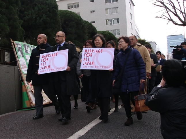 提訴に臨む原告団