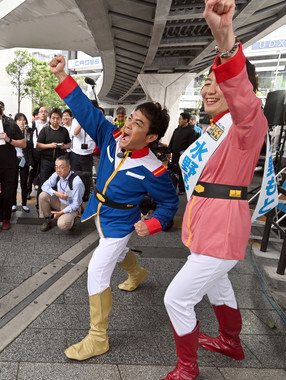 「아무로·레이」의 코스프레로 등장한 타마키 유우이치로씨(왼쪽)(사진：Natsuki Sakai/아후로)