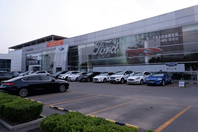 駐車場の空きスペースが目立つ北京郊外のフォード・ディーラー店