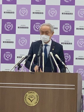 会見する東京都医師会の尾崎治夫会長