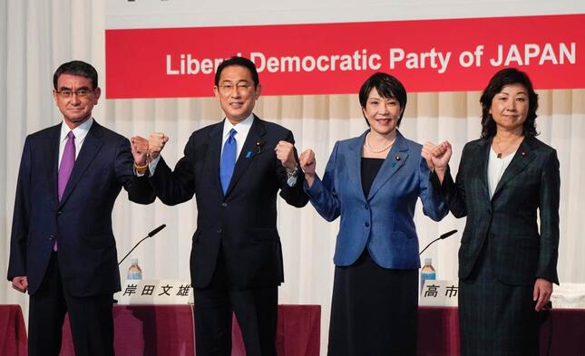 左から2人目の岸田氏、3人目の高市氏はバッジ着用（写真：代表撮影/ロイター/アフロ）