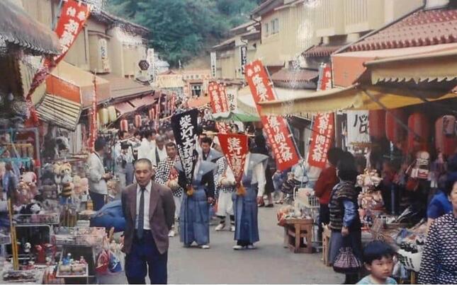 かつては通りを人が埋め尽くすにぎわいを見せた（写真は「釜石大観音仲見世通り」ウェブサイトより）