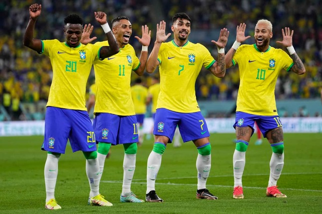 ダンスを披露するブラジル代表選手たち（写真：AP/アフロ）