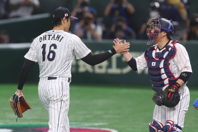 大谷と握手を交わす甲斐（写真：CTK Photo/アフロ）
