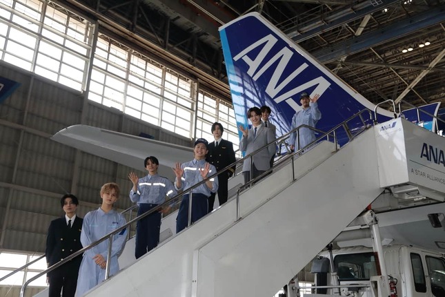 メンバー8人はANAのエアバスA320型機のタラップから降りてイベントに登場した。上段左から佐藤大樹さん、世界さん、堀夏喜さん、木村慧人さん、澤本夏輝さん、瀬口黎弥さん、八木勇征さん、中島颯太さん