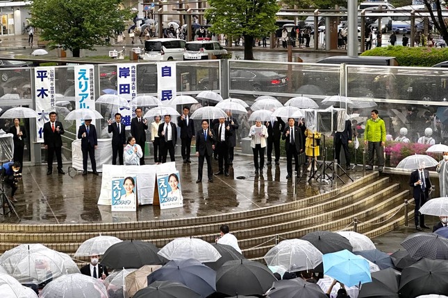 千葉5区では大接戦の末に自民党の公認候補が当選した（写真：AP/アフロ）
