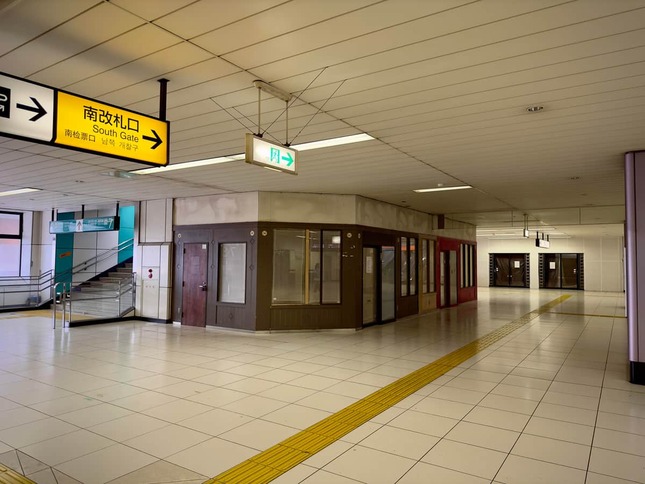 複数店舗が閉店しているというJR赤羽駅南口駅構内（toshibo｜廃墟と写真さんツイッター（@JIYUKENKYU_jp）より）
