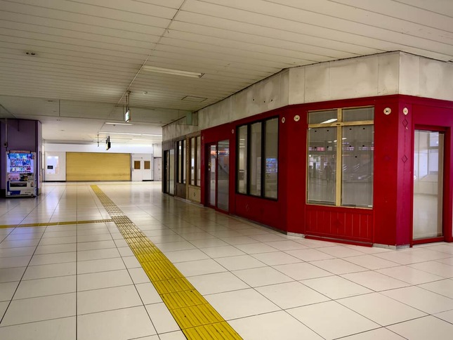 複数店舗が閉店しているというJR赤羽駅南口駅構内（toshibo｜廃墟と写真さんツイッター（@JIYUKENKYU_jp）より）
