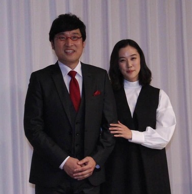 結婚報告会見に臨んだ山里亮太さん（左）と蒼井優さん（2019年撮影）