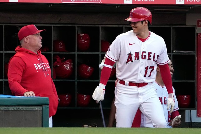 大谷翔平とフィル・ネビン監督（写真：AP/アフロ）