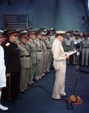 1945年9月2日にミズーリ号上で行われた無条件降伏文書調印式でスピーチする連合軍最高司令官のダグラス・マッカーサー元帥。ソ連はこの翌日、9月3日に記念式典を開き「第2次世界大戦終結の日」としてきた