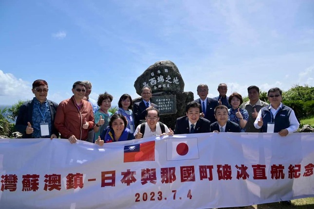 日本最西端の碑の前では記念撮影も行われた（写真は台湾の游錫?立法院長のフェイスブックから）