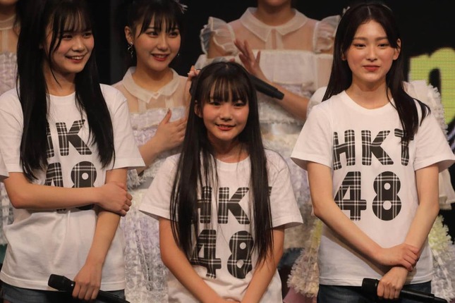 HKT48・6期生の江口心々華（ここは）さん（中央）。6期生は2022年5月に熊本市内で行われたコンサートでお披露目された。