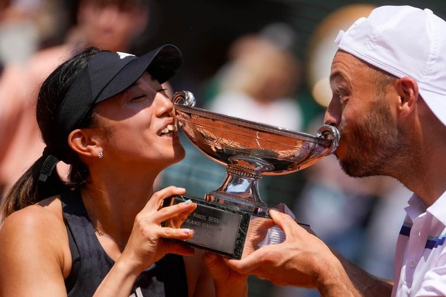 全仏混合複で優勝した加藤ペア（写真：AP/アフロ）