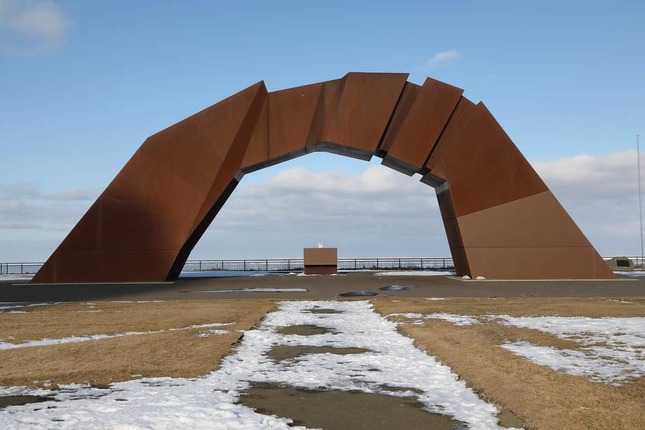 納沙布岬に設置されている「四島のかけ橋」と「祈りの火」。周辺にエゾシカが出没することもあるという