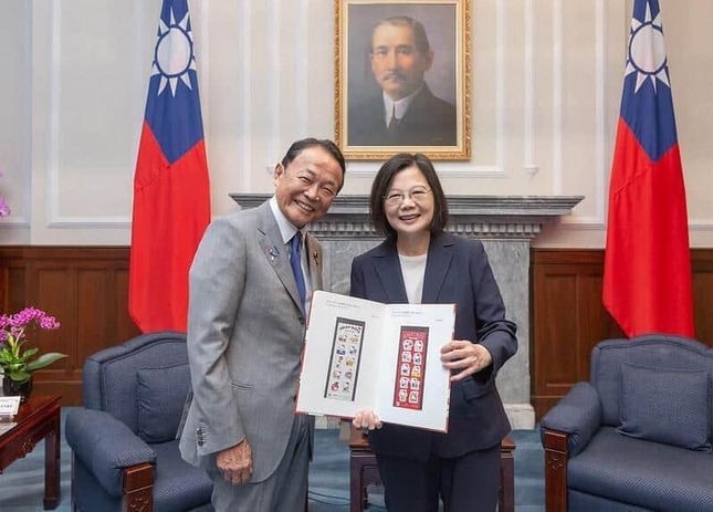 自民党の麻生太郎副総裁（左）は台湾の蔡英文総統（右）。中国は両者の会談も批判している（写真は台湾総統府のウェブサイトから）
