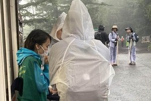 富士山でビニール合羽「絶対NGです！」　汗かけば体冷え、さらに...環境省に聞いた本当の恐ろしさ