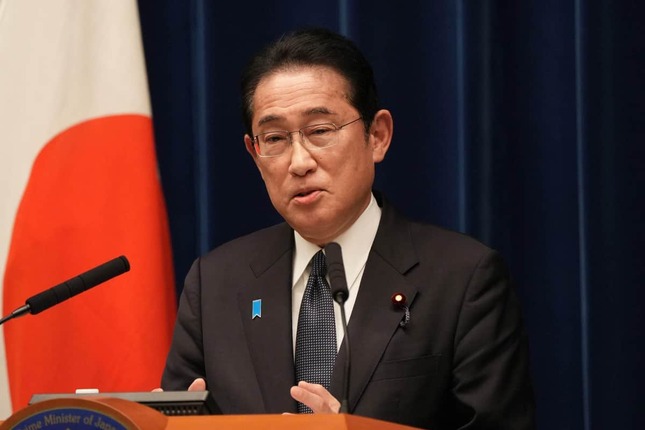 記者会見する岸田文雄首相。質問したのは8人で、後日12人分の質問にウェブサイトで回答した