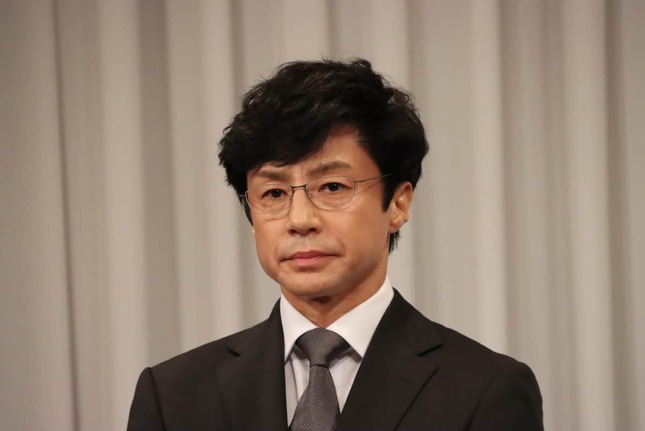 記者会見に登壇した東山紀之さん