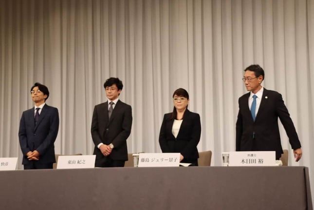 記者会見に登壇した井ノ原快彦さん、東山紀之さん、藤島ジュリー景子前社長、木目田裕さん