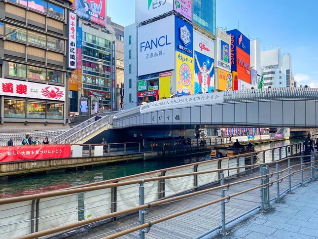 飛び込みが懸念される道頓堀の戎橋