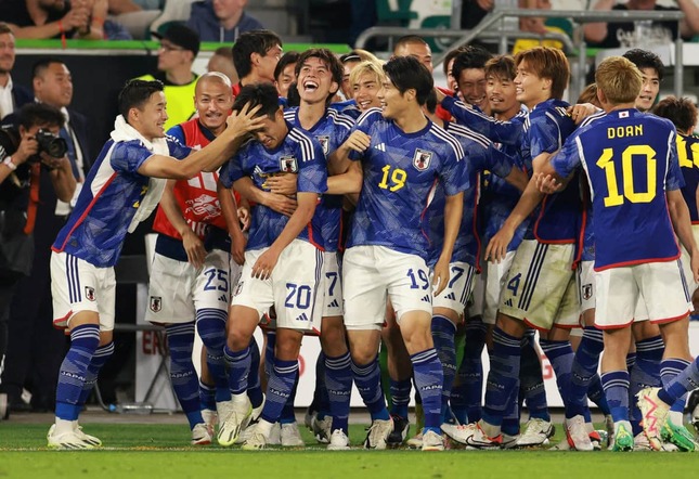 アシストの久保を手荒に祝福する選手たち（写真：ロイター/アフロ）