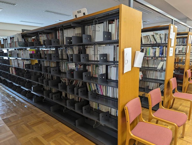 図書館の書棚からは、水にぬれた書籍が撤去されていた。