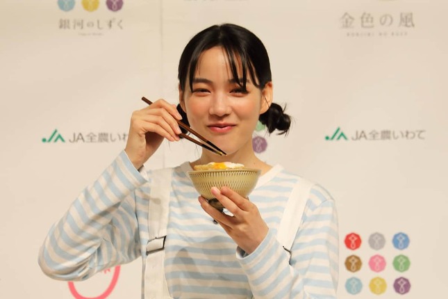 岩手県産米を試食して笑顔をみせる俳優・のんさん