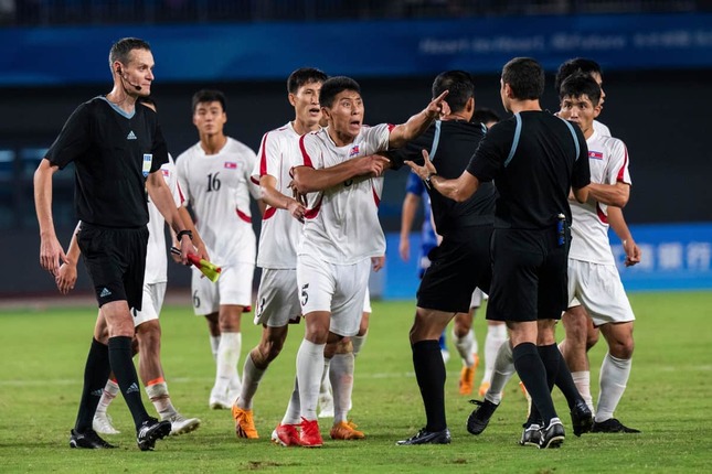 主審に詰め寄る北朝鮮選手（写真：AP/アフロ）
