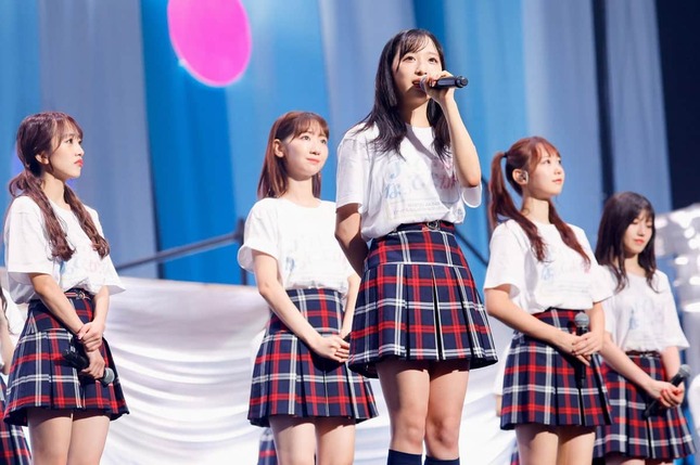 コンサート3日目の終盤であいさつする小栗有以さん（c）AKB48