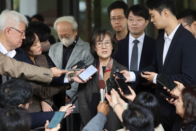 韓国の大法院（最高裁）の決定を受けて報道陣の取材に応じる朴裕河（パク・ユハ）・世宗大名誉教授。「帝国の慰安婦」をめぐり、名誉毀損の罪に問われていた（写真：AP/アフロ）
