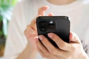 「フリック入力」15～24歳女性が断トツに多い　ガラケー世代の「トグル」だとスマホ生活に差が？