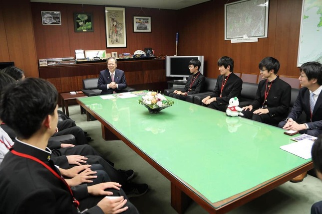鉄道マニアとして知られる斉藤鉄夫国土交通相が、中学生と「鉄道談義」を展開した