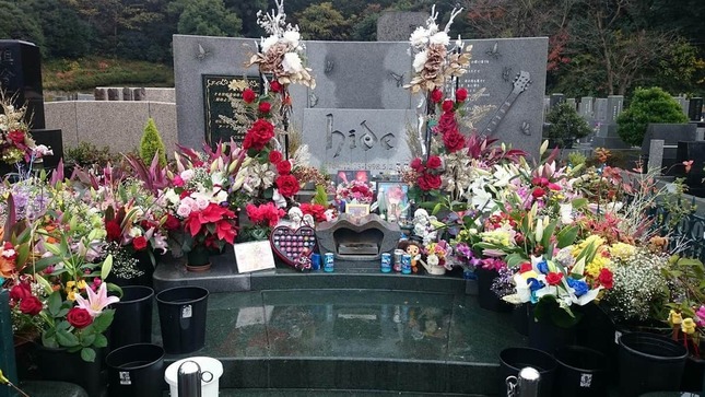 X JAPAN」hideさん墓「マナー違反」被害 「着色がとれません」「虫たち