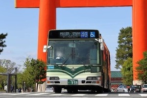 「大型荷物の持ち込みご遠慮」京都市バス、窓ステッカーで呼びかけ　インバウンド回復もトラブル懸念...市が対策本腰