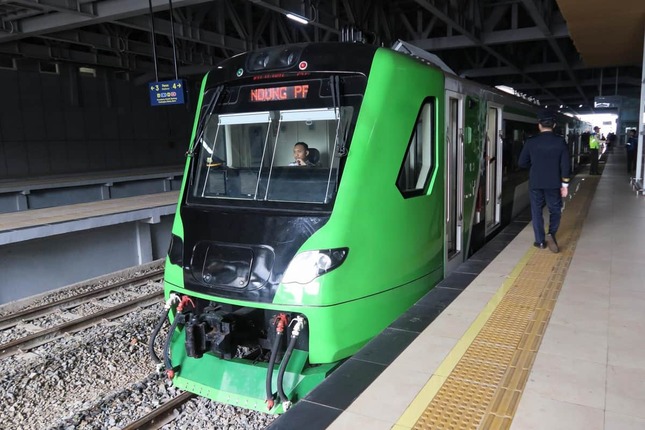 パダララン駅とバンドン中心部のバンドン駅を結ぶ連絡列車。高速列車利用者の大半が利用する